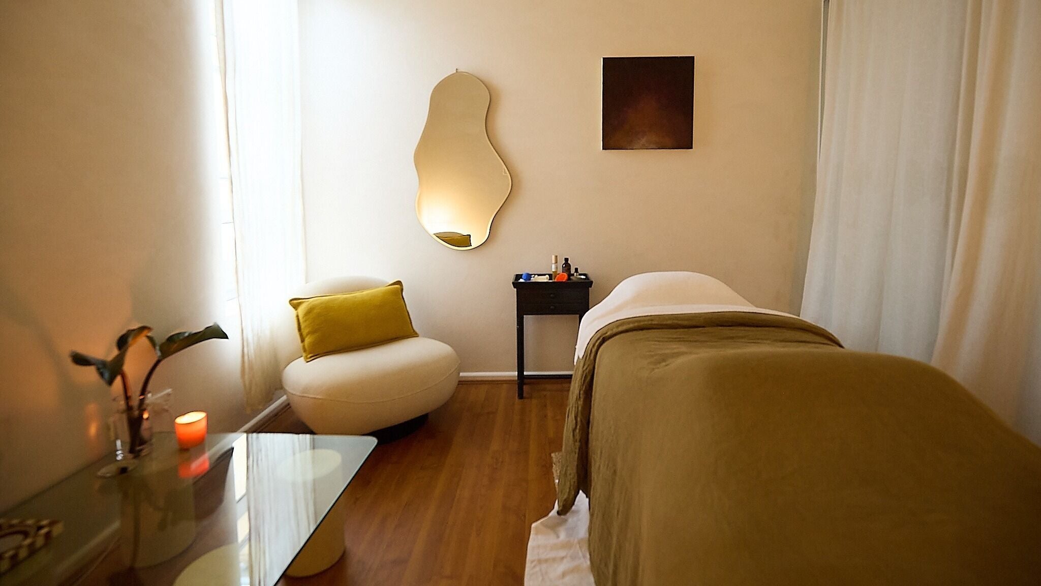 Relaxing massage room at Hannah Pendlebury Massage, Bondi Beach, New South Wales, AU with soothing decor.