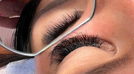 Tones & Eye Lashes imagem 2