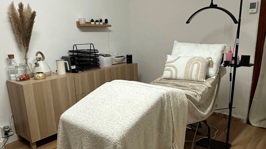 Sala de tratamiento en Yadira Machado, Lliçà De Vall, Catalunya, ES, con decoraciones minimalistas y cama de spa.
