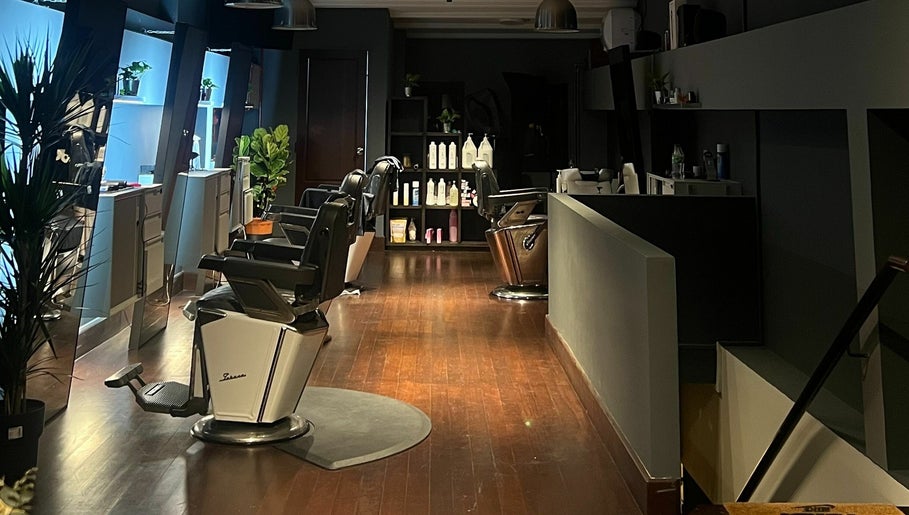 The Podium Salon & Barber .Co -Haji Lane- imagem 1