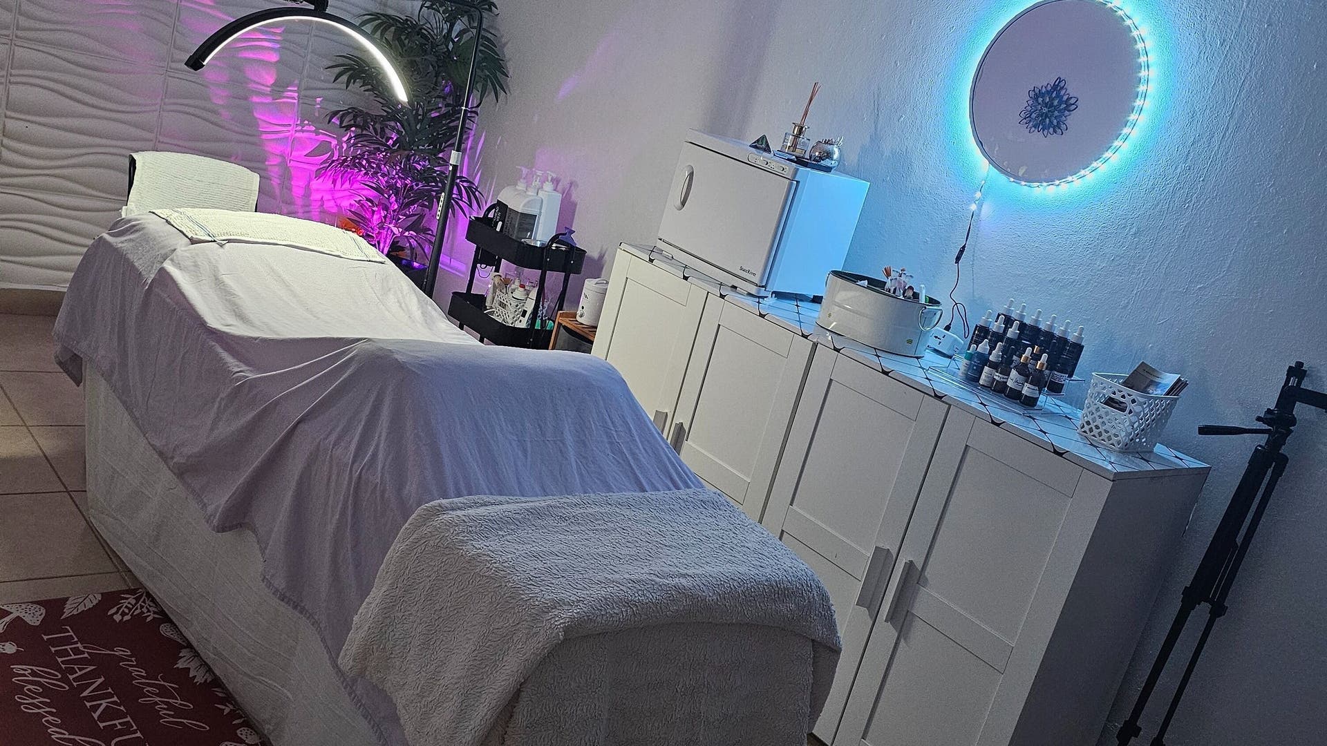 Habitación de tratamiento en Adels Esthetics, Carolina, PR con cama de spa y iluminación relajante.
