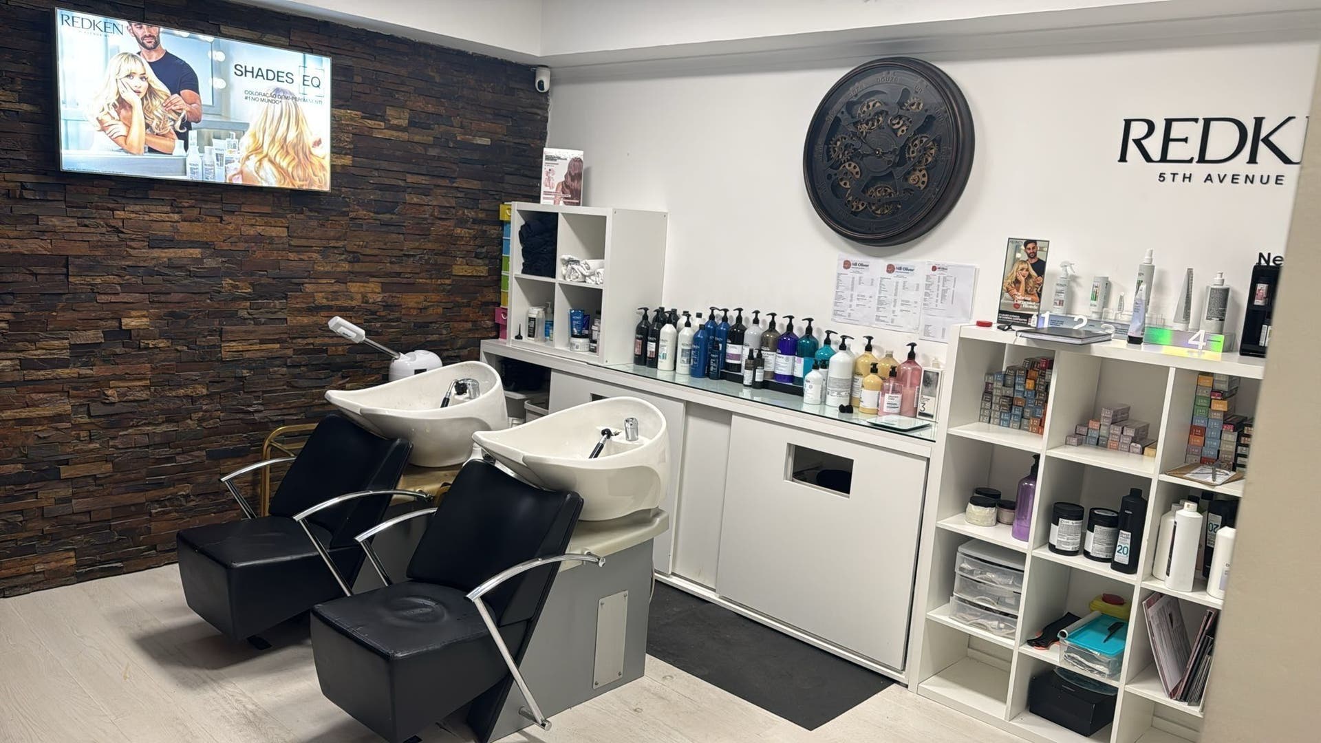Design moderno do salão Nill Oliver em Lisboa, Lisboa, PT, com cadeiras e produtos de beleza.