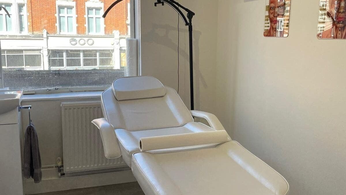 Relaxing treatment room at Maen London Clapham-Stockwell, London, England, GB with a plush white chair.