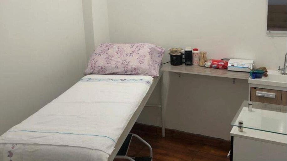 Sala de depilação aconchegante do Lirios Depilação em São Paulo, São Paulo, BR, com maca e equipamentos.