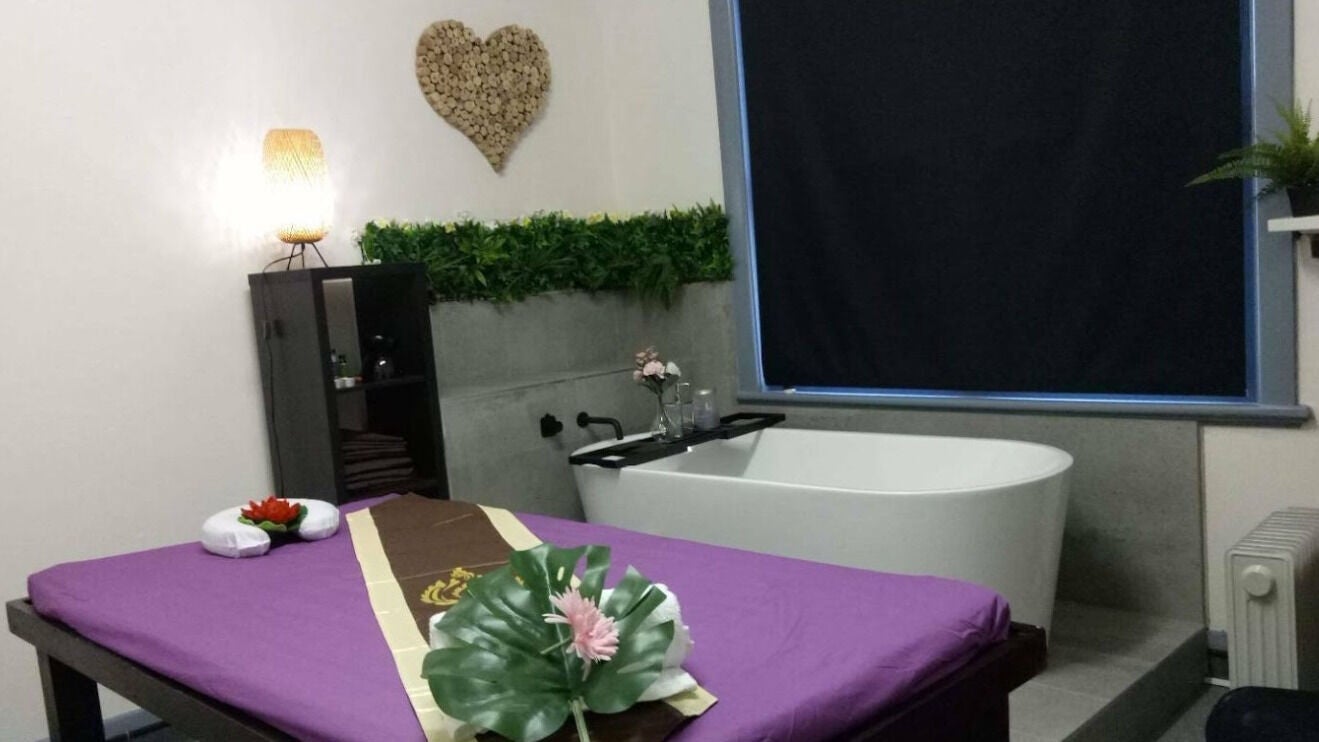 Relaxing massage room with tub at Club Thai Massage | Chelsea, Melbourne, Victoria, AU.