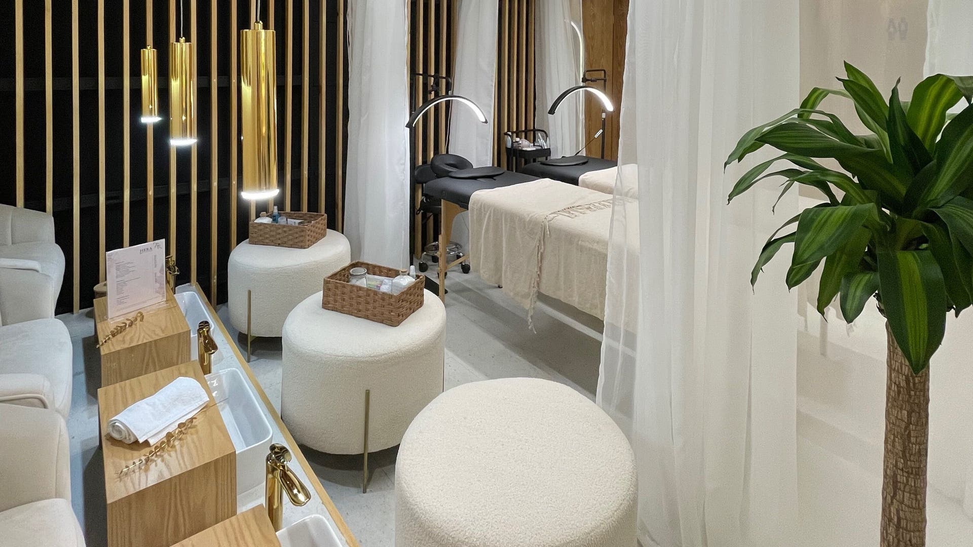 Sala de spa elegante en Hera Beauty Station Del Valle, Ciudad de México, Ciudad De México, MX. Espacio moderno y relajante.