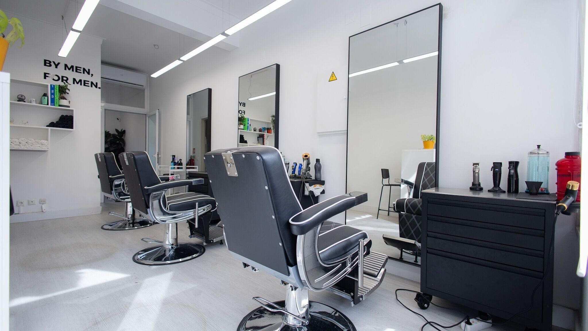 Cadeiras de salão modernas em Boldmen’s Salon, Estoril, Lisboa, PT.