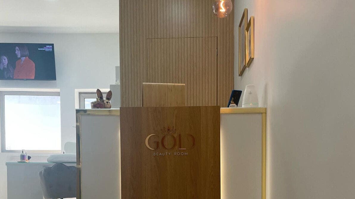 Recepção acolhedora da Gold Beauty Room, São Cosme, Porto, PT, com design moderno e iluminado.