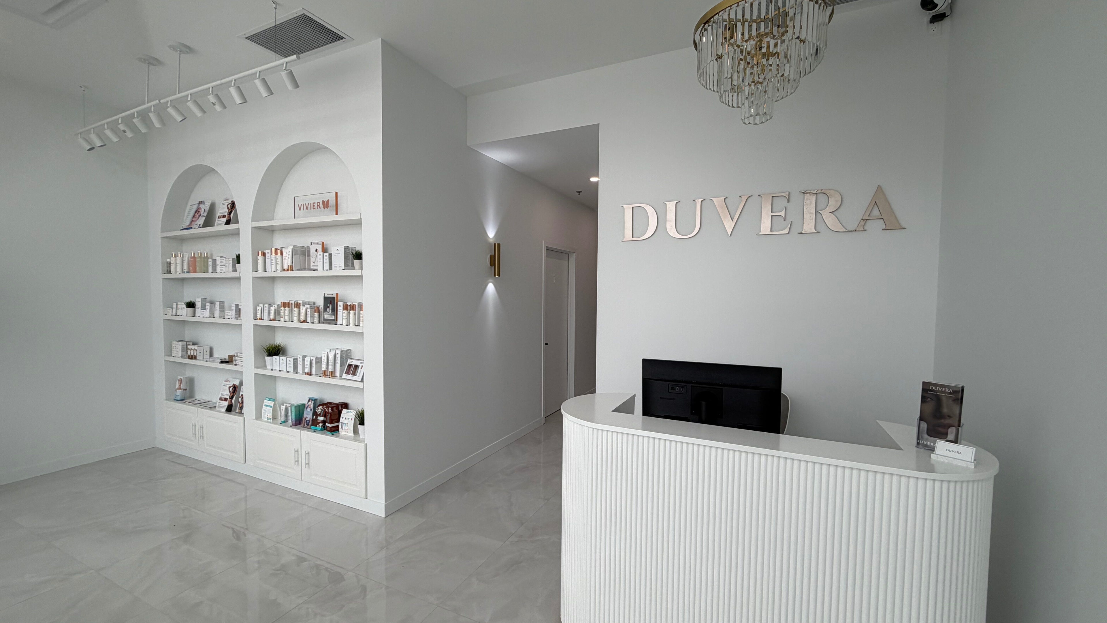 Réception moderne de Duvera à Laval, Québec, CA avec étagères de produits de beauté.