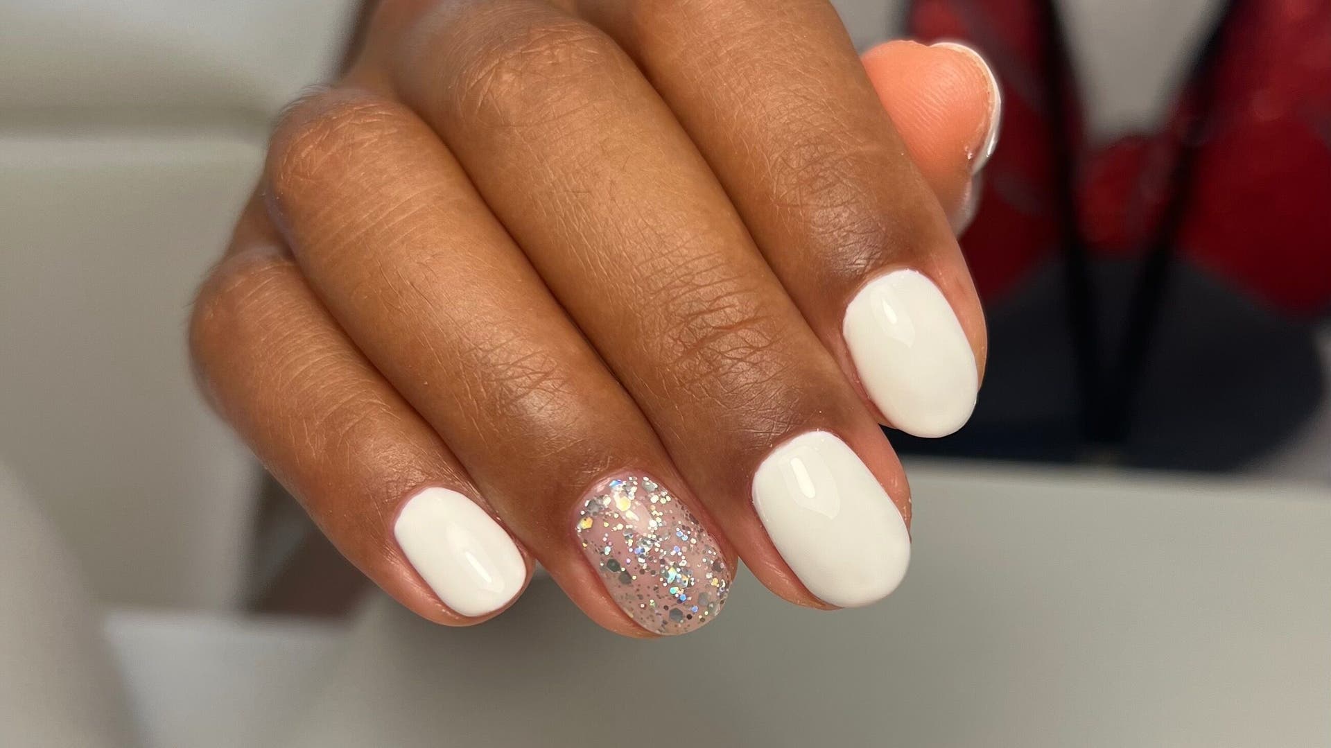 Unhas elegantes com esmalte branco e brilho em La Bellezza Studio, Algés, Lisboa, PT.