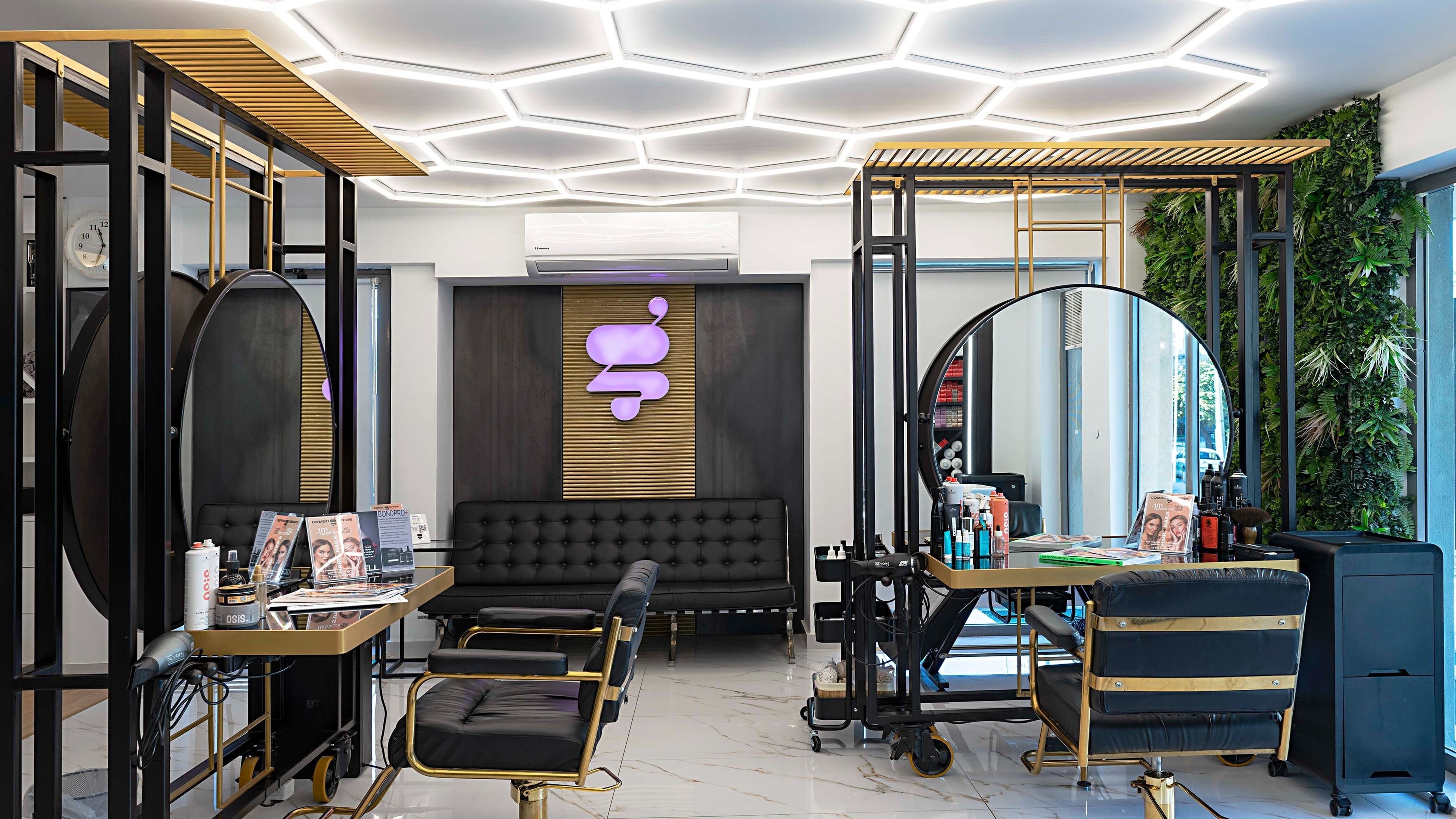Κομψό εσωτερικό του GIANNOS Beauty Salon, Καλαμαριά, GR, με μοντέρνα διακόσμηση και φυτά.