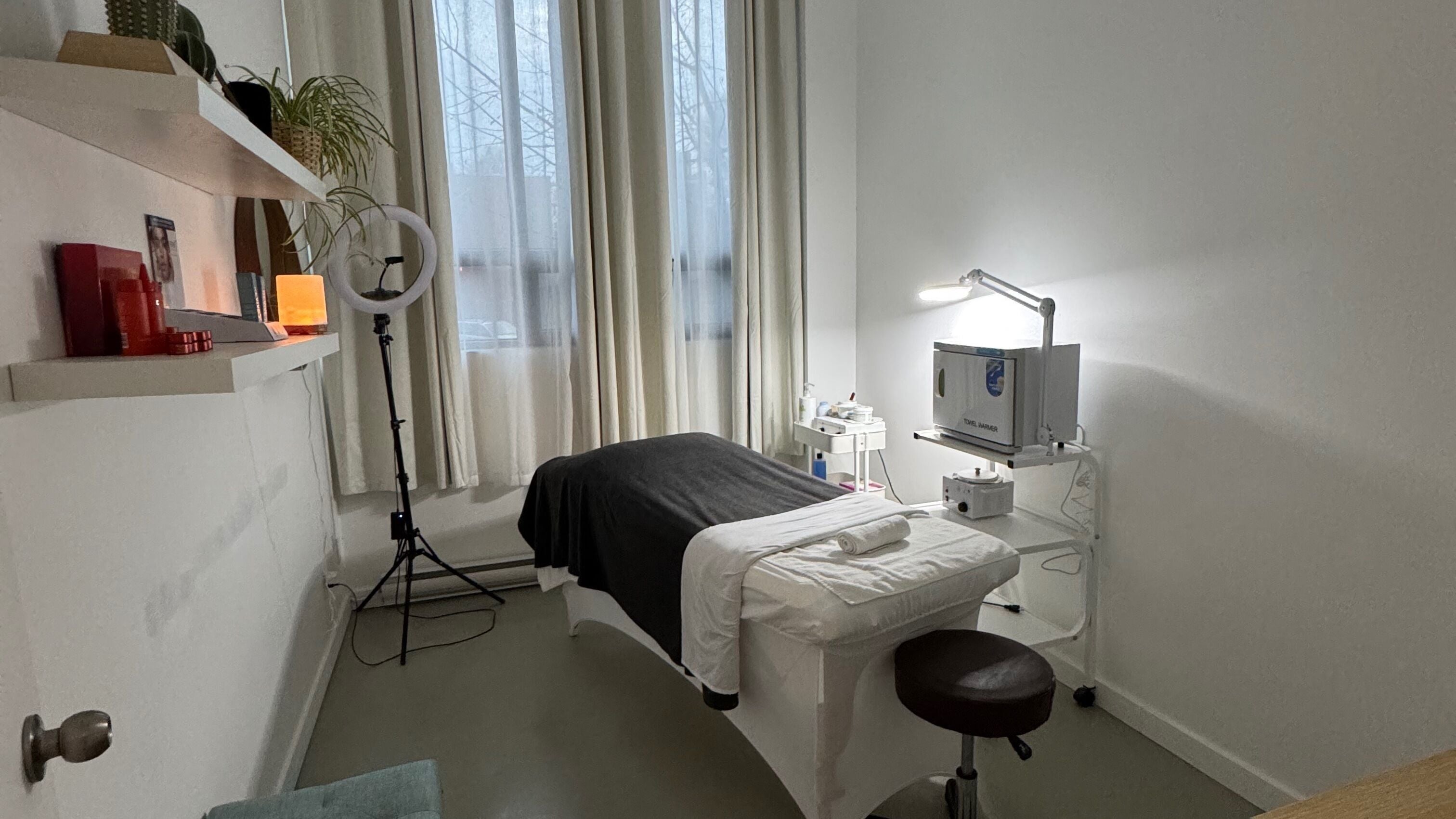 Spa treatment room at Kep Esthetique in Montréal, Québec, CA featuring a massage table and calming decor.