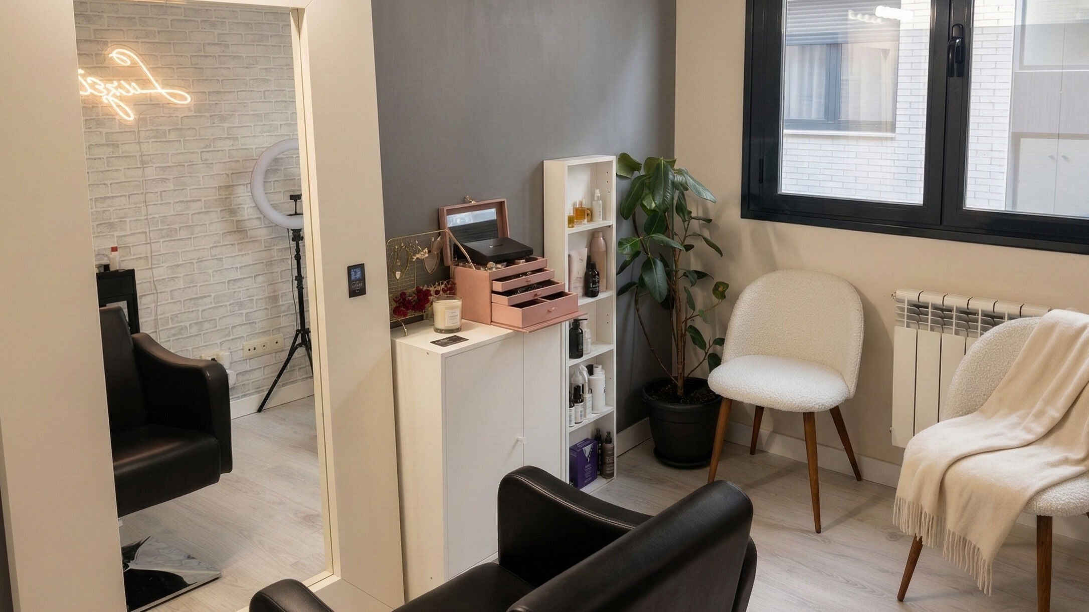 Acogedor interior de Luzete Hair Studio en Leganés, Comunidad De Madrid, ES, con sillas y decoración moderna.