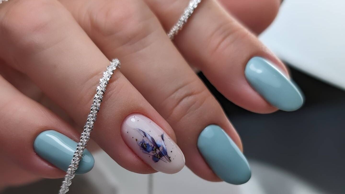 Diseño de uñas azul y floral en Tracy Nails Vlc, Paiporta, Comunidad Valenciana, ES. Estilo moderno y sofisticado.