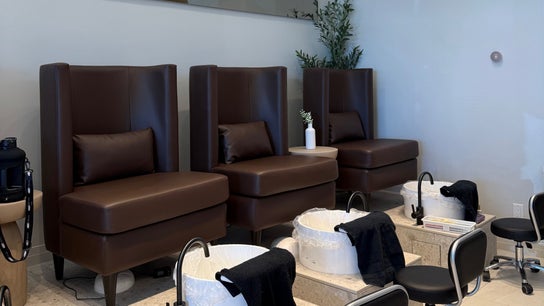 Lux Nail Beauty Bar • Hamilton