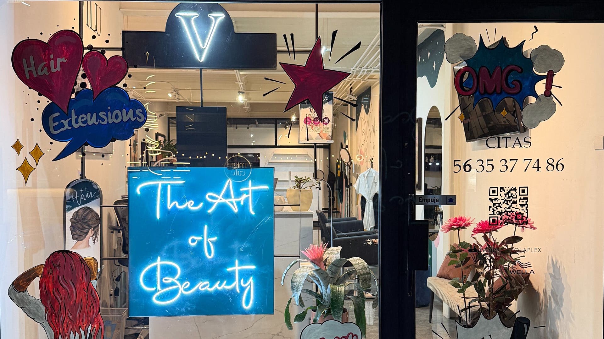 Vilu Extensiones de Cabello & Salón en Juárez, Ciudad De México, MX con decoraciones vibrantes y letrero de neón.