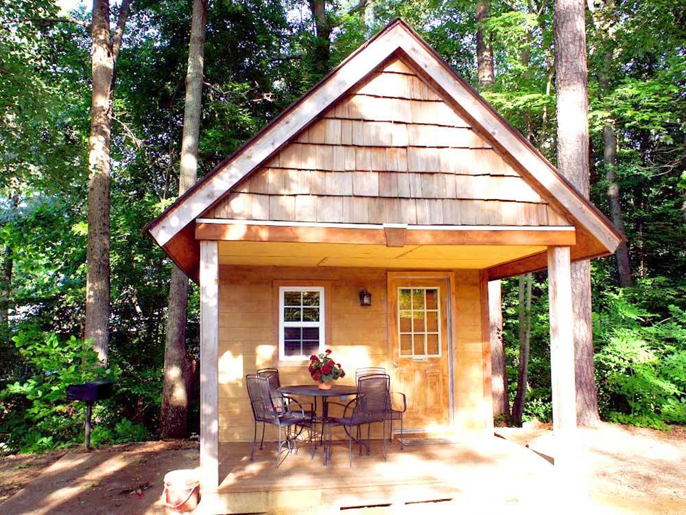 A table and chairs in front of a rental cabin