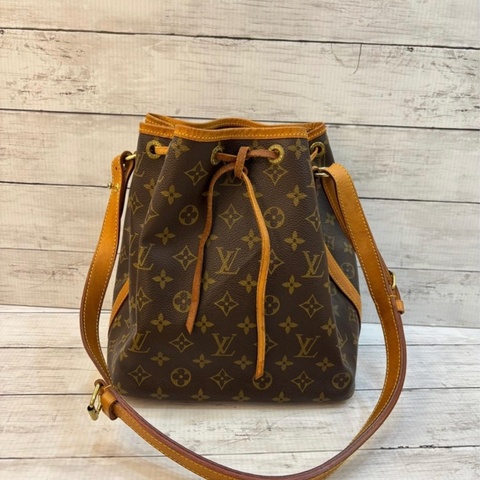 LV M42226 PETIT NOE 老花 小號 水桶包 * 現在很難買 成色很美 8新以上 割愛1999 趕快買  尺寸24*17*27 CM