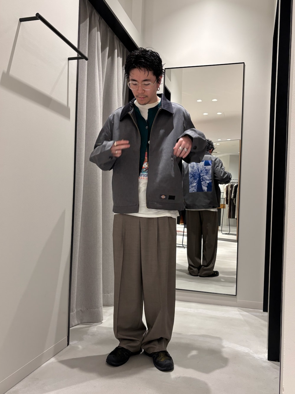 グレー系のブルゾン、ブラウン系のその他パンツ、ブラック系のスニーカーを着用したメンズの春コーディネートの1枚目の写真