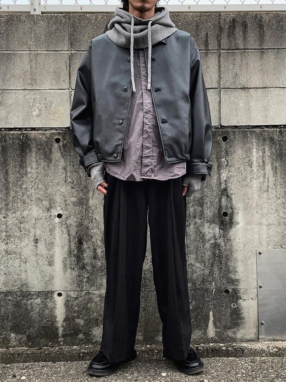 ブラック系のブルゾン、グレー系のシャツ/ブラウス、ブラック系のスラックスを着用したメンズの冬コーディネートの1枚目の写真