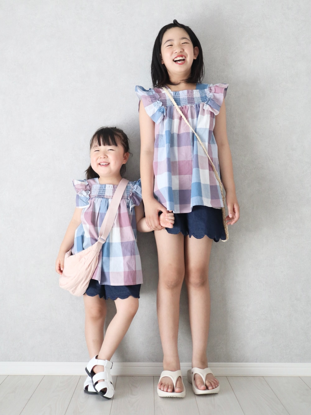 ブルー系のシャツ/ブラウス、ブルー系のその他パンツ、ブルー系のシャツ/ブラウスを着用したキッズの夏コーディネートの1枚目の写真