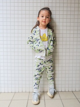 「adidas(アディダス)のアイテム(ジャケット/アウター)」を使った、REOさん(キッズ・110cm)の秋コーディネート