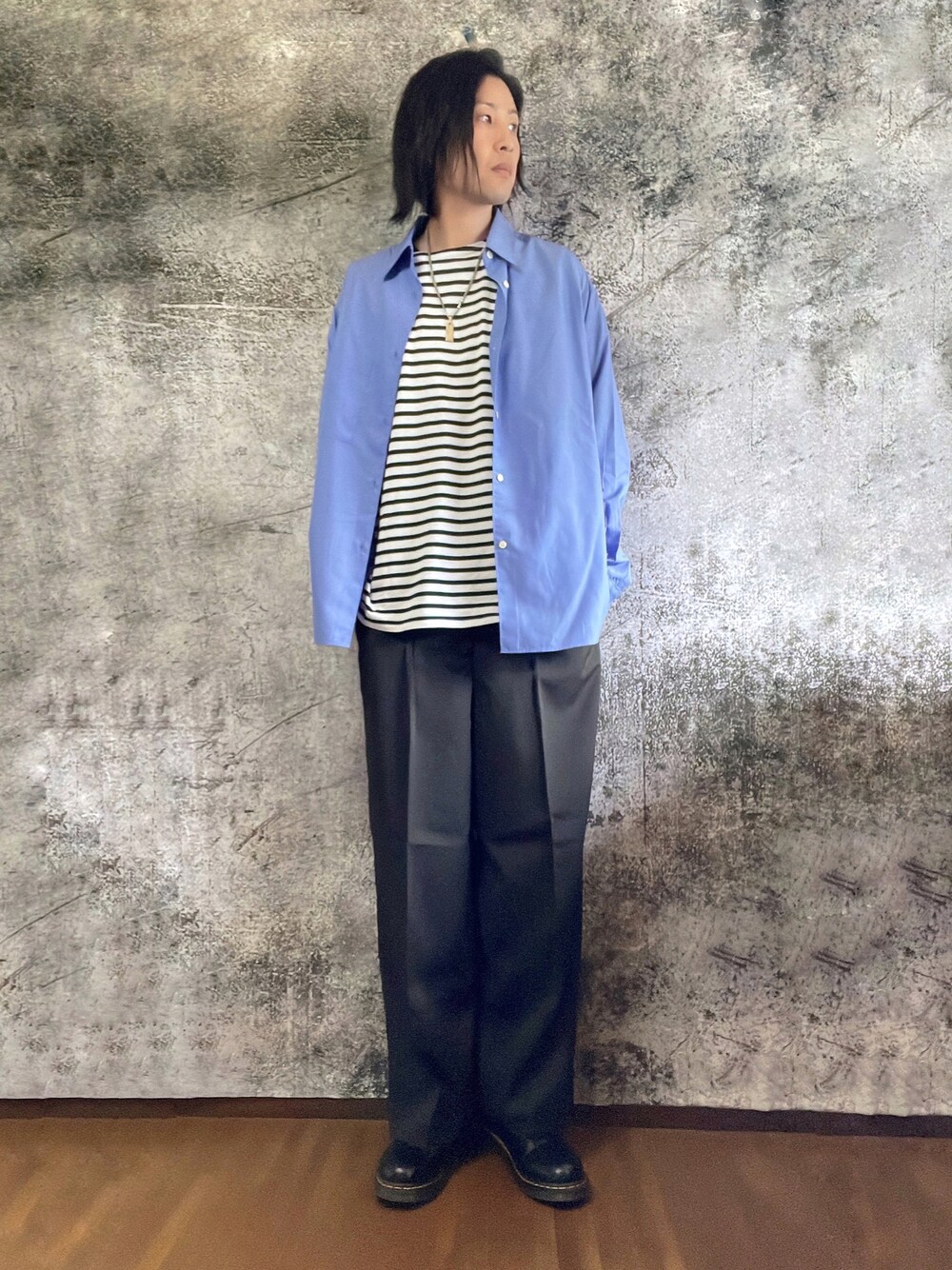 ブルー系のシャツ/ブラウス、ホワイト系のTシャツ/カットソー、ブラック系のスラックスを着用したメンズの春コーディネートの1枚目の写真