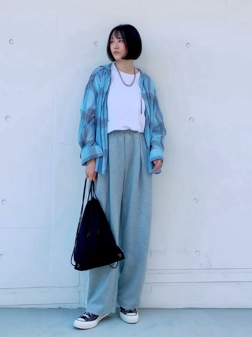 グレー系のスウェットパンツ、ブルー系のシャツ/ブラウス、ブラック系のバックパック/リュックを着用したレディースの夏コーディネートの1枚目の写真