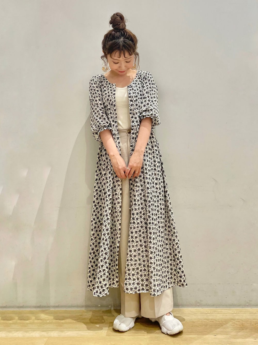 tomopuuさんの「フラワーVネックハオリワンピース（earth music&ecology）」を使ったコーディネートの1枚目の写真