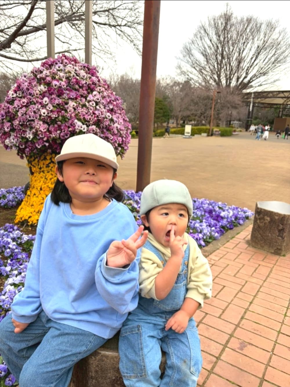 ブルー系のスウェット、ブルー系のデニムパンツ、ベージュ系のパーカーを着用したキッズの春コーディネートの1枚目の写真