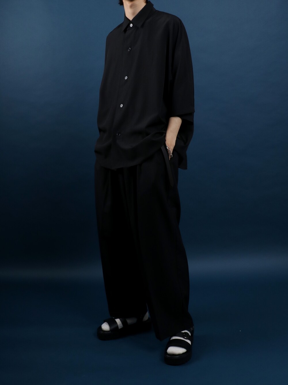 Rinanさんの「Drop Shoulder&Dolman Sleeve Oversized Shirt/ドロップショルダー ドルマンスリーブ シャツ メンズ レディース オーバーサイズ（ANPAS）」を使ったコーディネートの1枚目の写真