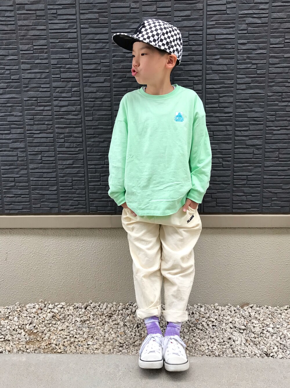 グリーン系のTシャツ/カットソー、ホワイト系のその他パンツ、その他のキャップを着用したキッズの春コーディネートの1枚目の写真