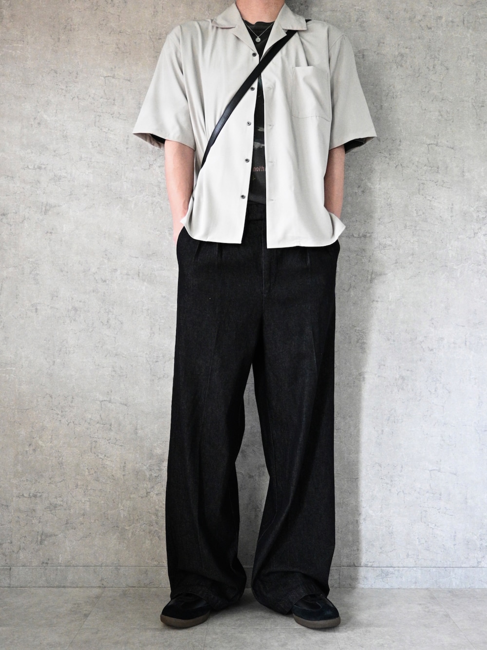 ベージュ系のシャツ/ブラウス、グレー系のTシャツ/カットソー、ブラック系のデニムパンツを着用したメンズの春コーディネートの1枚目の写真