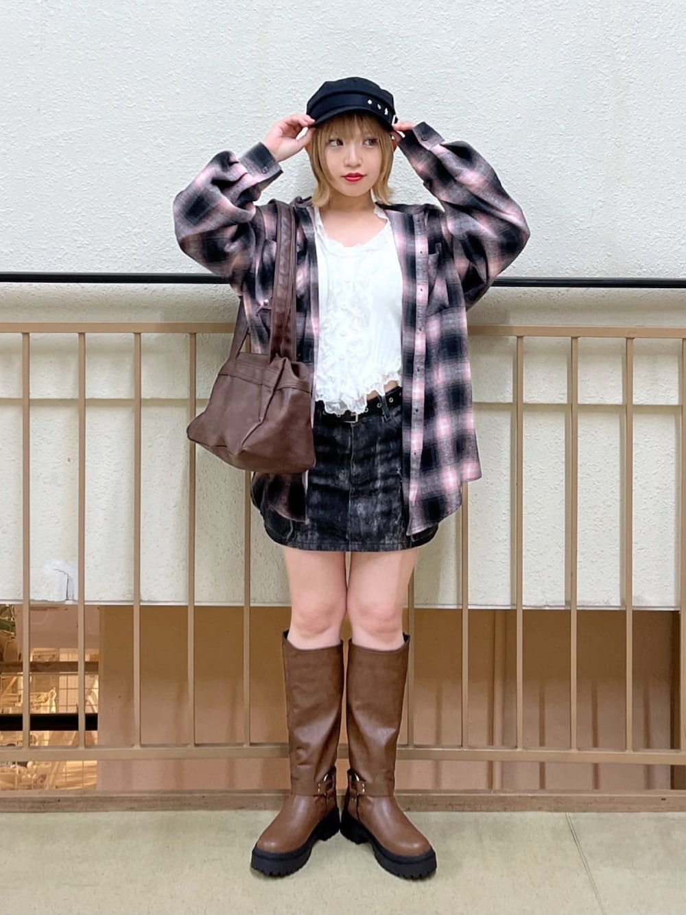 ピンク系のシャツ/ブラウス、グレー系のスカート、ブラウン系のブーツを着用したレディースの秋コーディネートの1枚目の写真