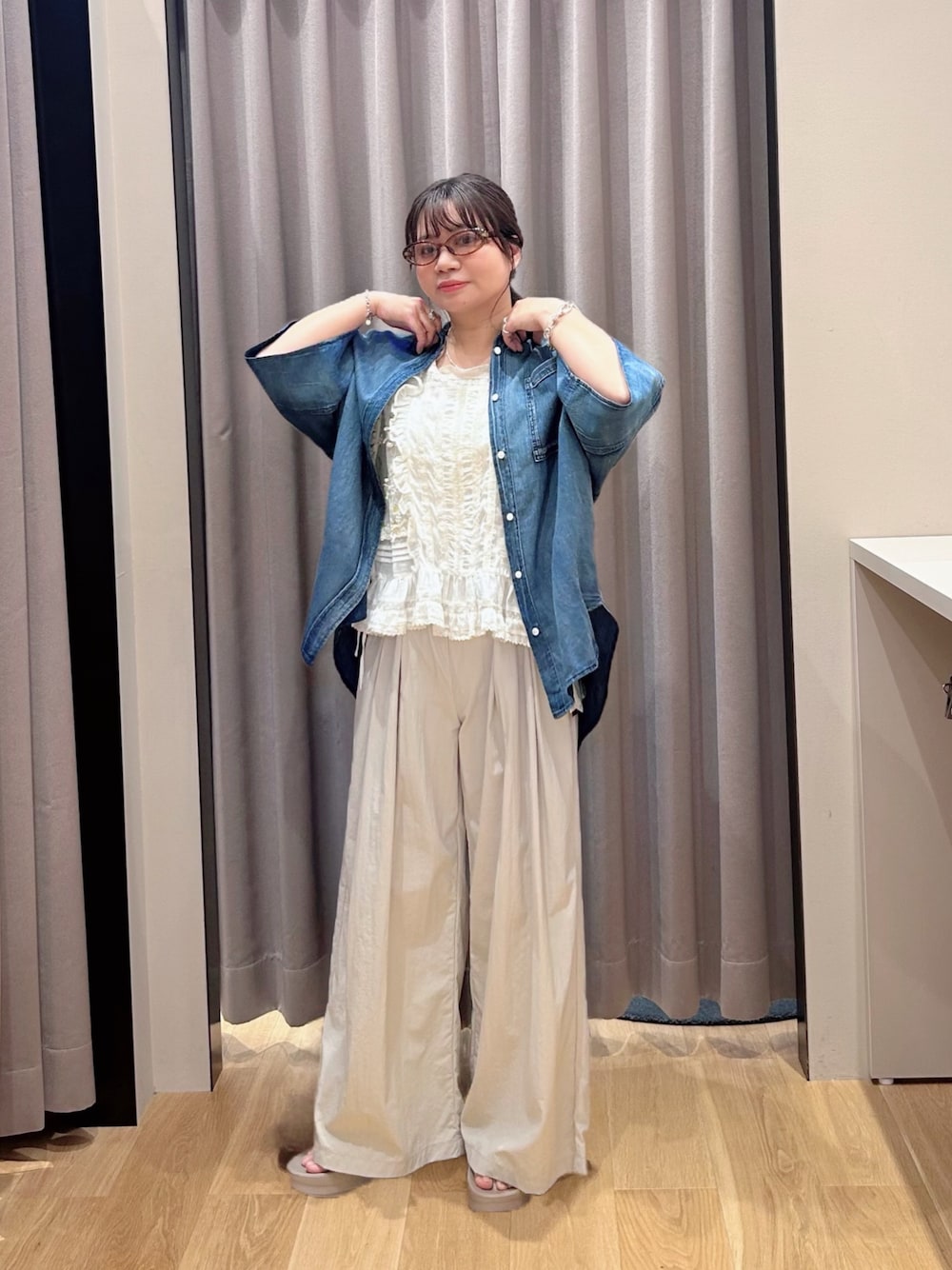 ベージュ系のサンダル、グレー系のその他パンツ、ブルー系のシャツ/ブラウスを着用したレディースの春コーディネートの1枚目の写真