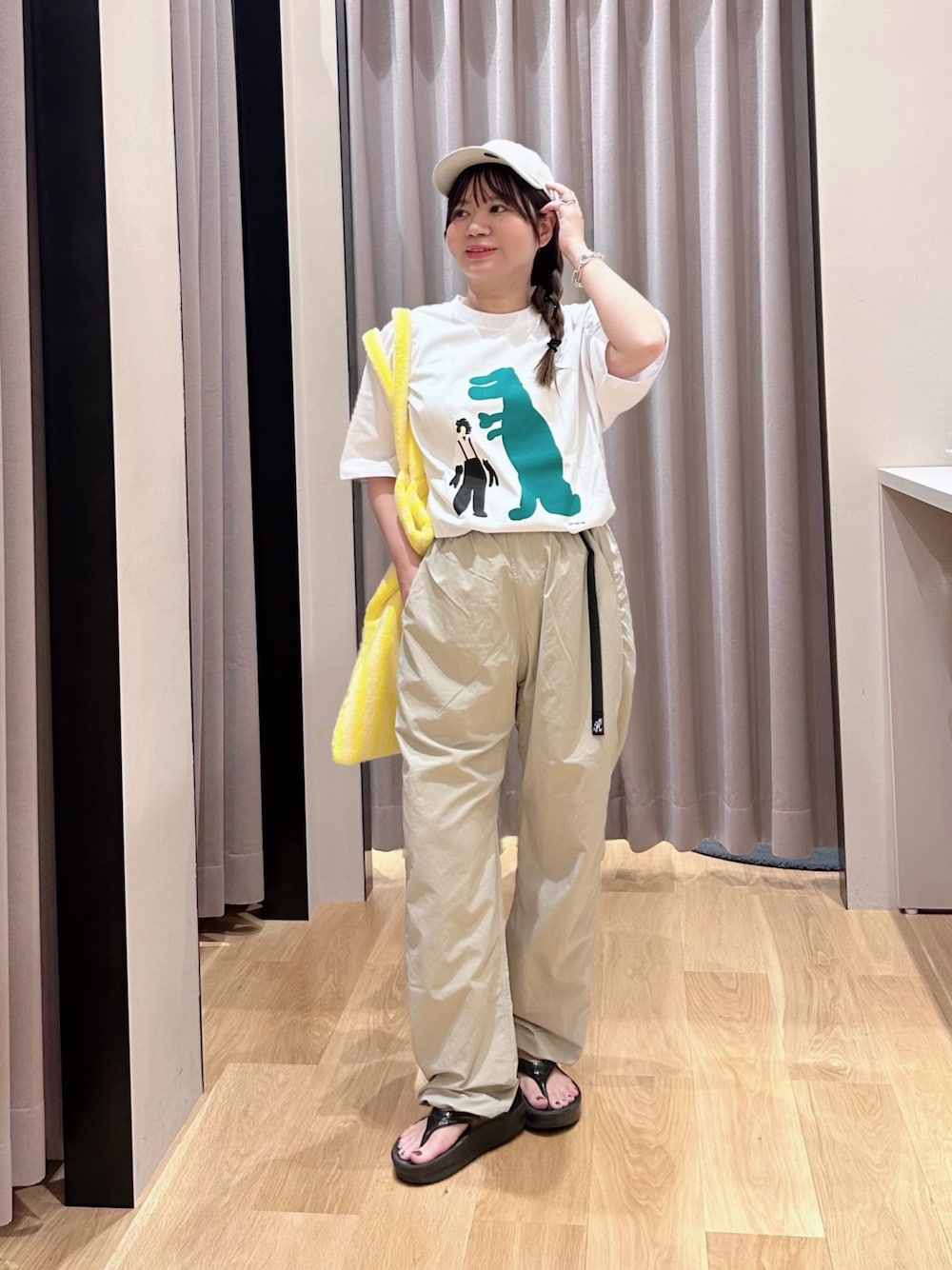 ホワイト系のTシャツ/カットソー、グレー系のその他パンツ、イエロー系のトートバッグを着用したレディースの春コーディネートの1枚目の写真