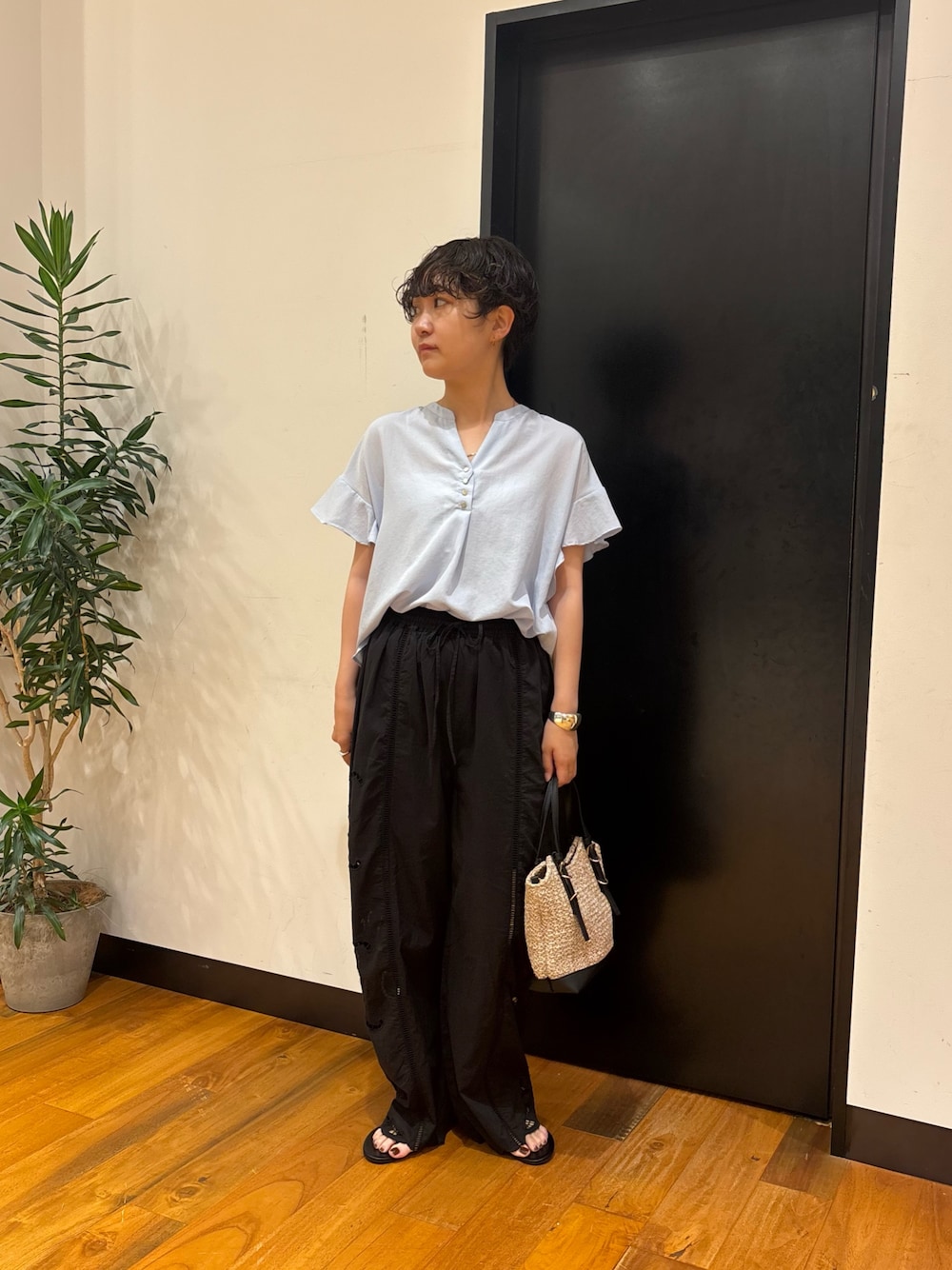 ブルー系のシャツ/ブラウス、ブラック系のショルダーバッグ、ブラック系のその他パンツを着用したレディースの夏コーディネートの1枚目の写真