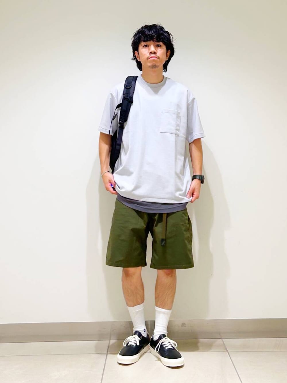 グレー系のタンクトップ、グリーン系のその他パンツ、グレー系のTシャツ/カットソーを着用したメンズの夏コーディネートの1枚目の写真