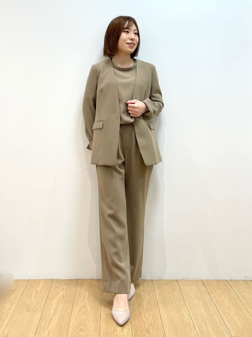 ベージュ系のベスト、ベージュ系のシャツ/ブラウス、ベージュ系のその他パンツを着用したレディースの秋コーディネートの1枚目の写真