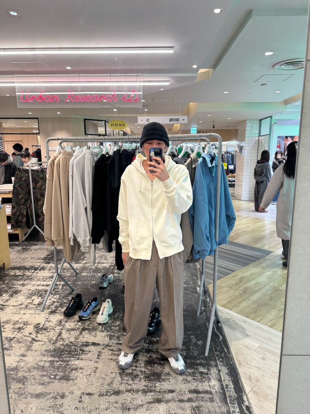 ホワイト系のパーカー、ブラウン系のその他パンツ、シルバー系のスニーカーを着用したメンズの春コーディネートの1枚目の写真