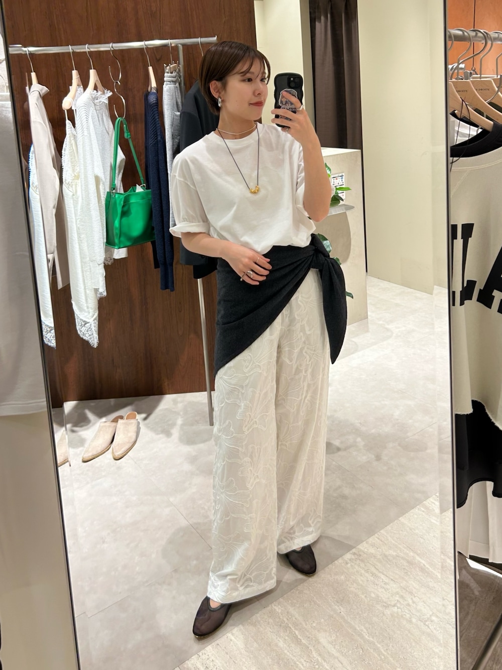 ホワイト系のTシャツ/カットソー、ホワイト系のその他パンツ、ブラック系のその他シューズを着用したレディースの春コーディネートの1枚目の写真