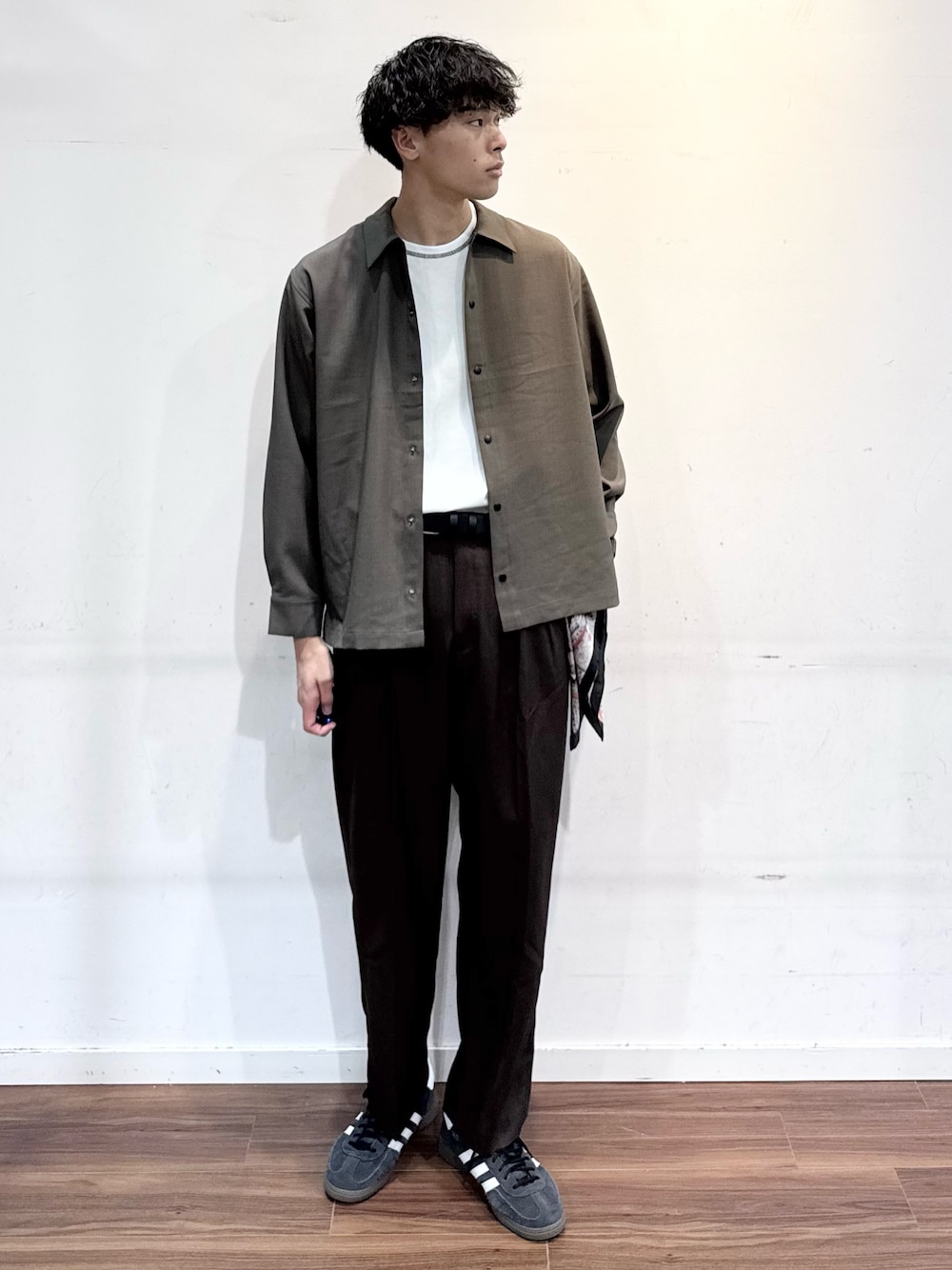 グリーン系のシャツ/ブラウス、ブラウン系のその他パンツ、ホワイト系のTシャツ/カットソーを着用したメンズの秋コーディネートの1枚目の写真