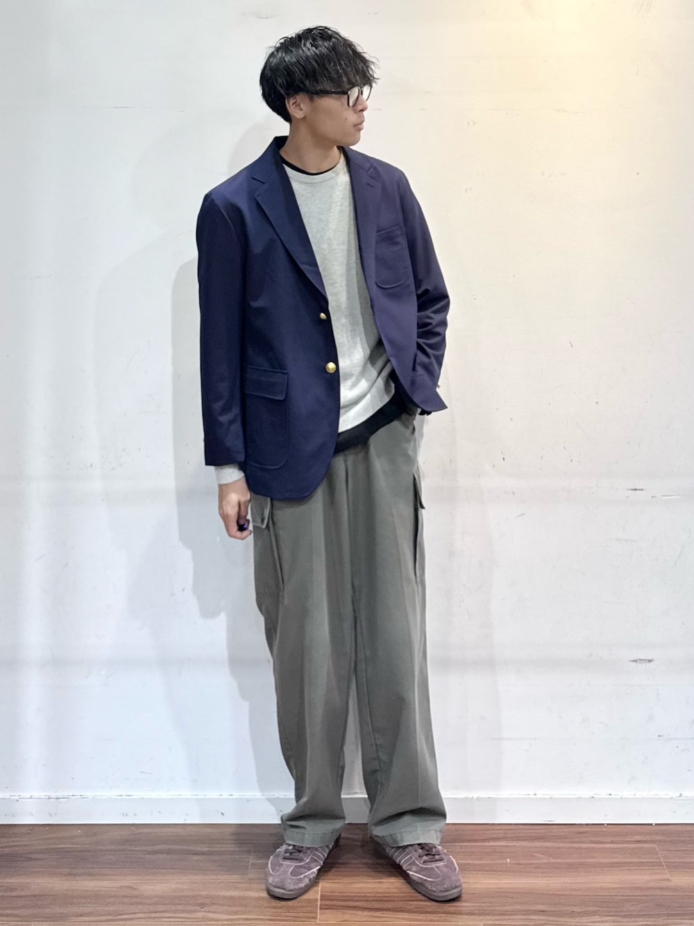 ブルー系のその他アウター、グレー系のニット/セーター、ブラック系のTシャツ/カットソーを着用したメンズの秋コーディネートの1枚目の写真