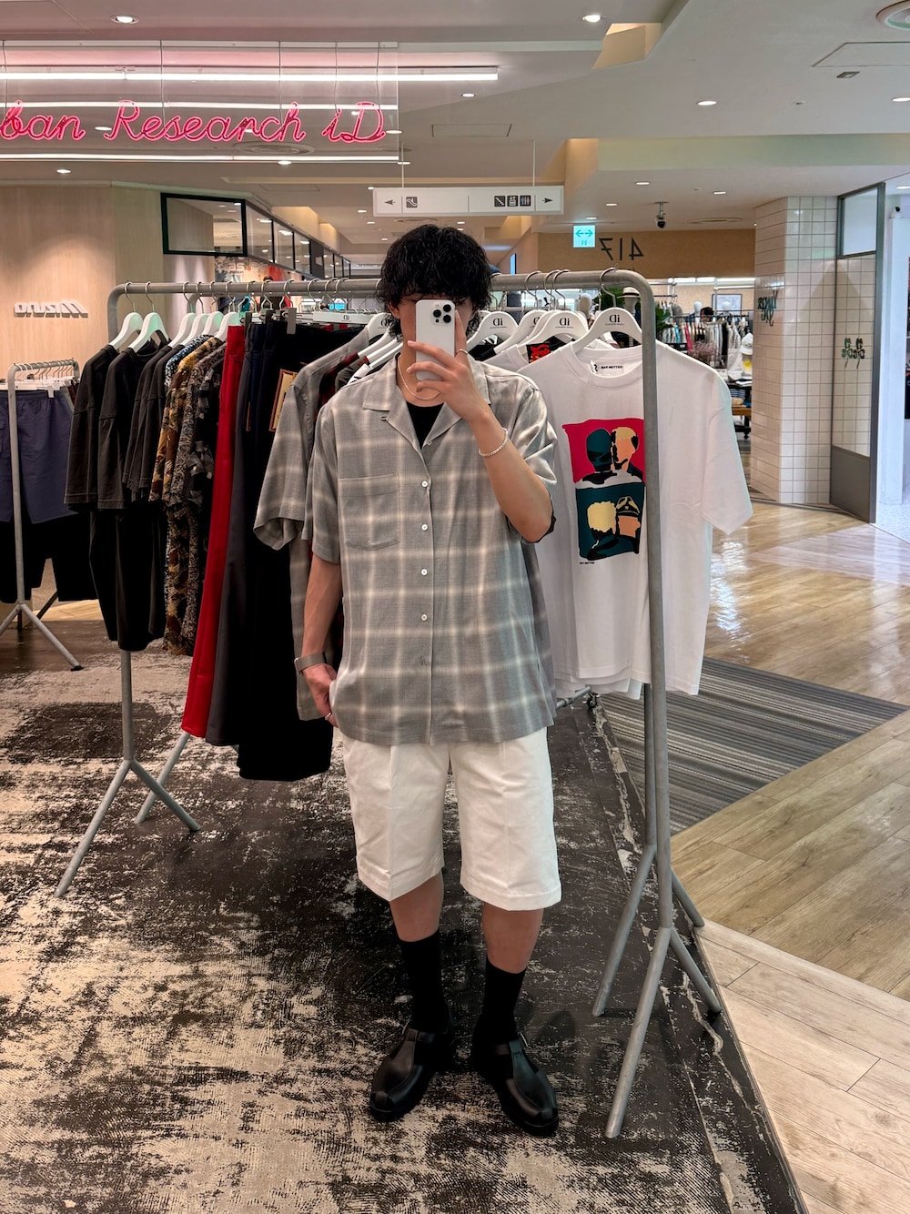 グレー系のシャツ/ブラウス、ベージュ系のその他パンツ、ブラック系のサンダルを着用したメンズの夏コーディネートの1枚目の写真
