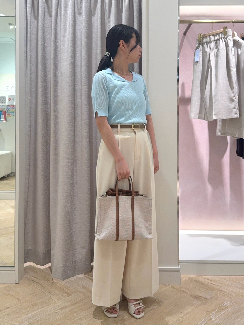 ホワイト系のその他パンツ、イエロー系のトートバッグ、ブルー系のニット/セーターを着用したレディースの夏コーディネートの1枚目の写真