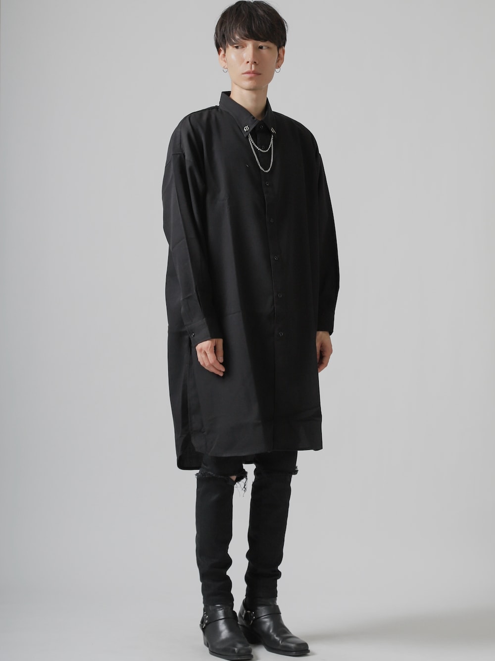 ブラック系のシャツ/ブラウス、ブラック系のデニムパンツ、ブラック系のブーツを着用したメンズの秋コーディネートの1枚目の写真