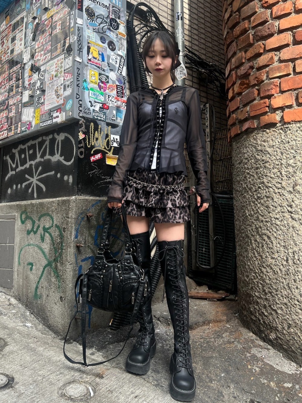 Never mind the XU / Chikashitsu+さんの「【XU/エックスユー】vintage leather bag/ビンテージ フェイクレザー バッグ オールブラック ショルダーバッグ ハンドバッグ 2way（XU）」を使ったコーディネートの1枚目の写真
