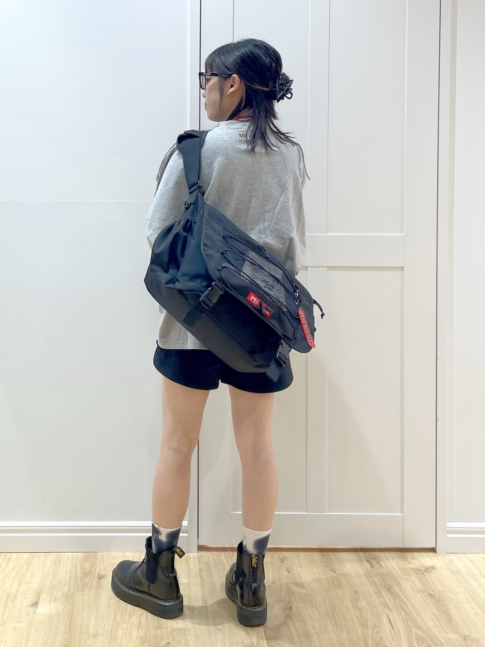 ブラック系のブーツ、ブラック系のスウェットパンツ、グレー系のTシャツ/カットソーを着用したレディースの夏コーディネートの1枚目の写真