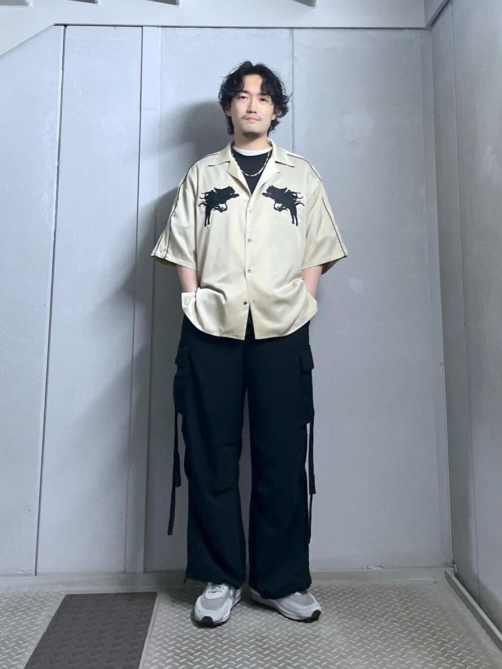 ベージュ系のシャツ/ブラウス、ブラック系のTシャツ/カットソー、ブラック系のカーゴパンツを着用したメンズの夏コーディネートの1枚目の写真