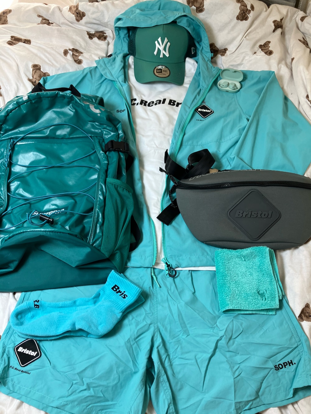 名和 賢悟さんの「NYLON HOODED BLOUSON（F.C.Real Bristol）」を使ったコーディネートの1枚目の写真